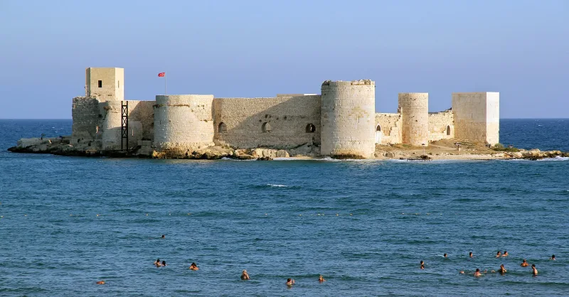 Corycus (Kızkalesi) — deux châteaux, l'un sur la côte et l'autre en mer, en Cilicie